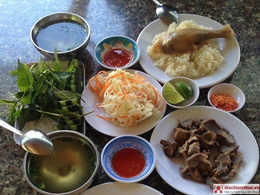 Cơm gà ở quán Phan Rang mềm dẻo ăn kèm cùng với gà ta vàng dai, thịt ngọt