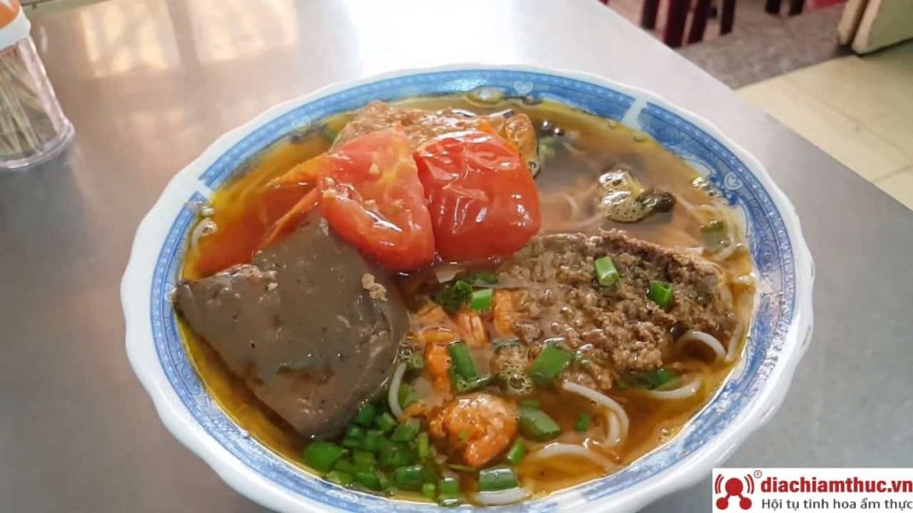 Bún riêu cây mận Sài Gòn