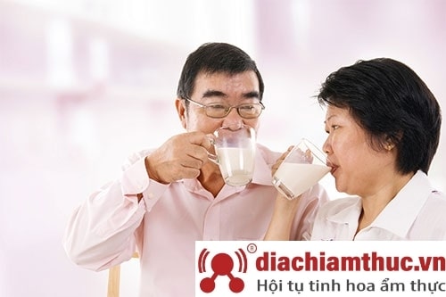 những lợi ích của sữa non cho người cao tuổi