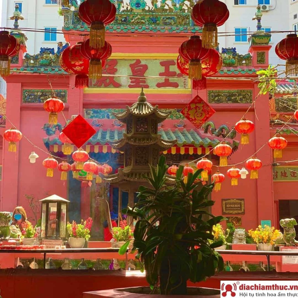 Jade Perandori Pagoda lutet për paqe dhe shëndet