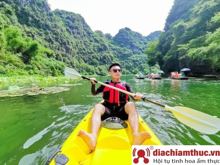 Chèo thuyền Kayak tại Tràng An