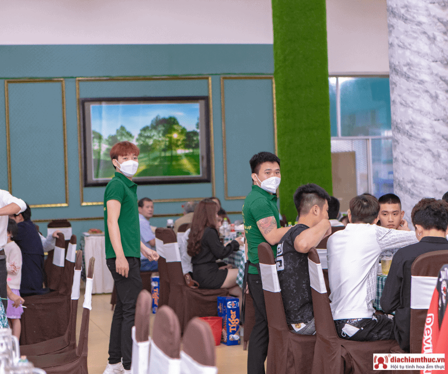 Đoàn khách tại nhà hàng Dalat Mer