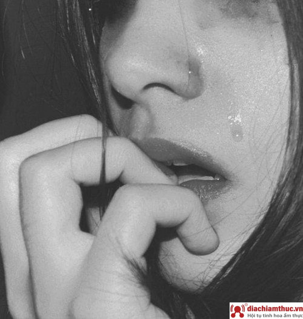 Hình ảnh buồn của cô gái với những giọt nước mắt trên mi 