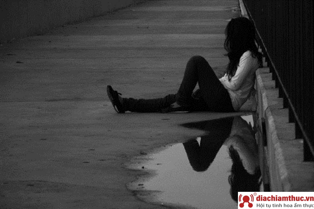 Hình ảnh của một nữ sinh đang luyến tiếc, cô đơn và cô đơn sau khi trải qua một mối tình đau khổ.