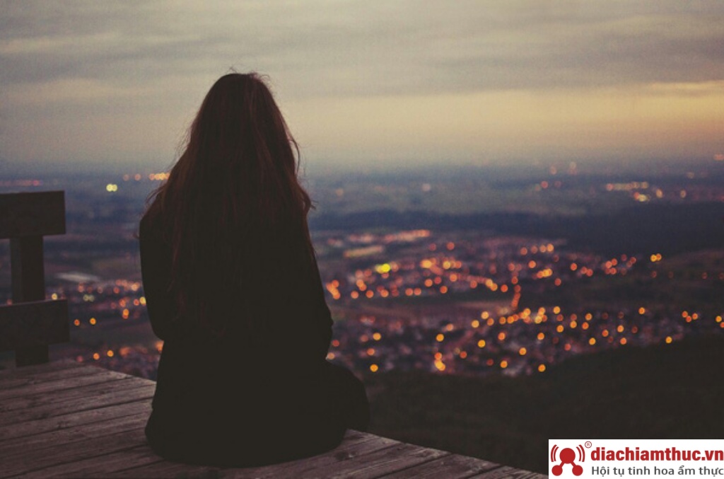 Cảnh tượng của một cô gái buồn bã và cô đơn ngồi khóc một mình.
