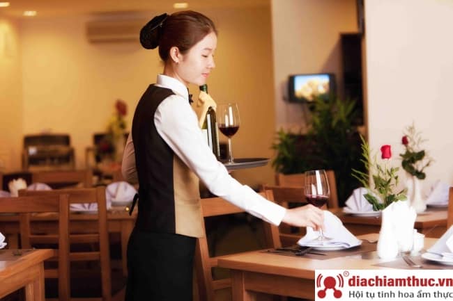 Nhân viên phục vụ nhà hàng