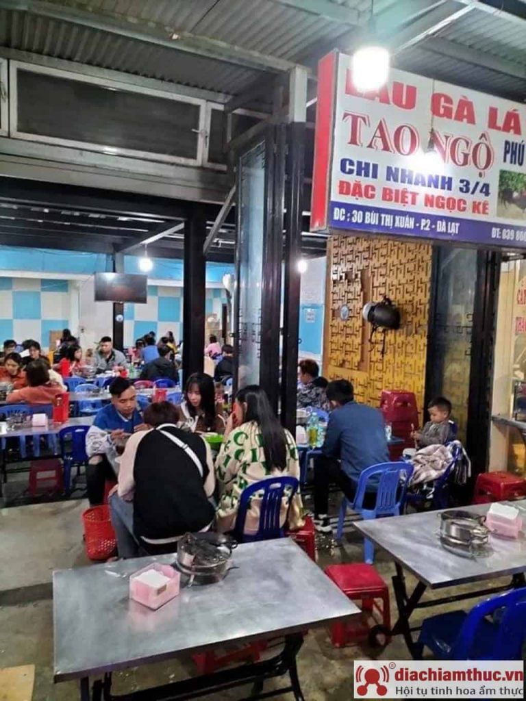 Không gian quán lẩu gà Tao Ngộ