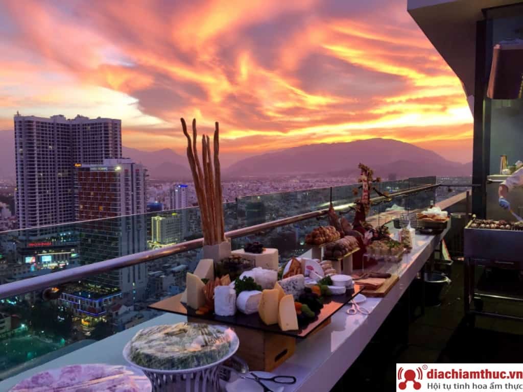 Altitude rooftop bar – tọa lạc tại tầng 28 khách sạn Sheraton