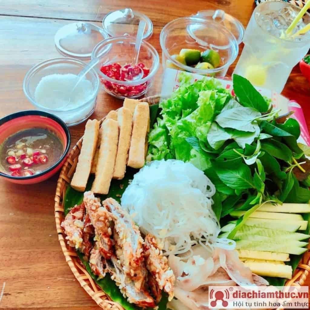 Vermiçeli me pastë karkalecash – Shija e Hanoi në Phu Quoc