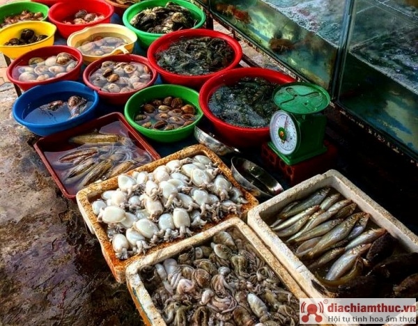 Chợ hải sản Cột Năm Quảng Ninh