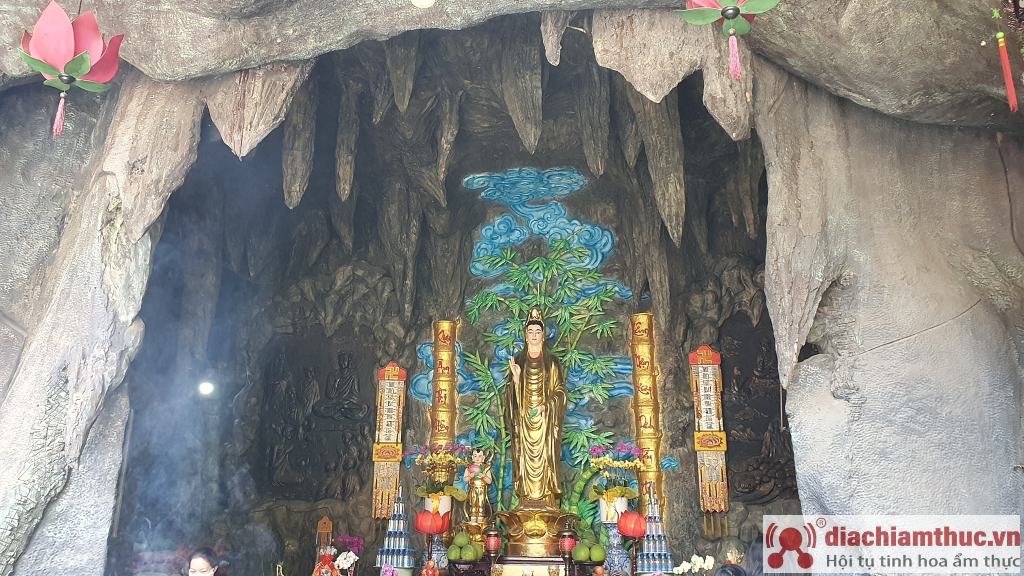 Hang đá – nơi thờ Phật Bà Quan Âm