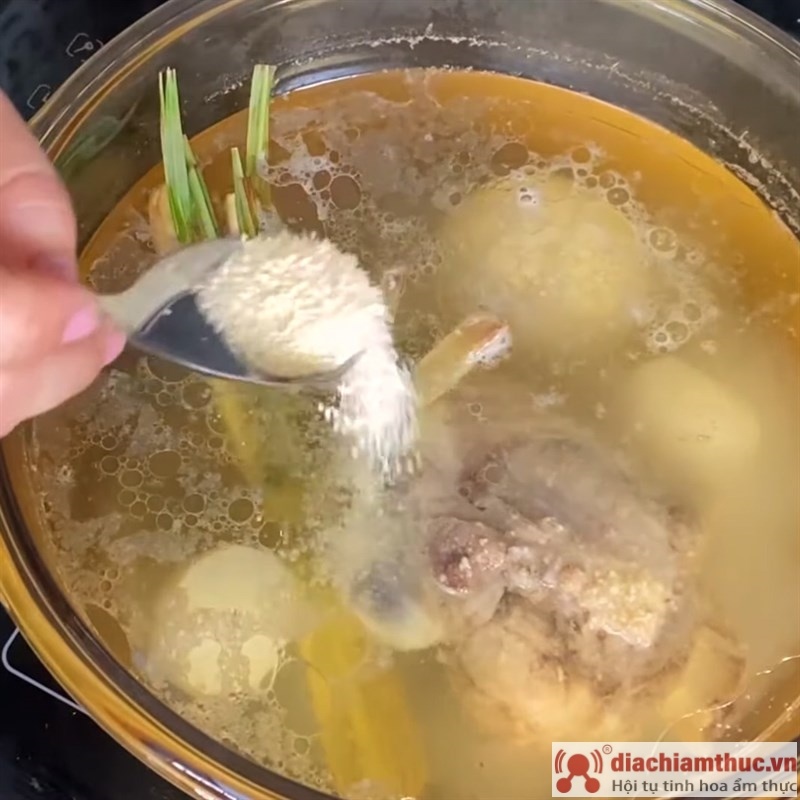 Gatuani supë të shijshme me vermiçelin e barkut të derrit