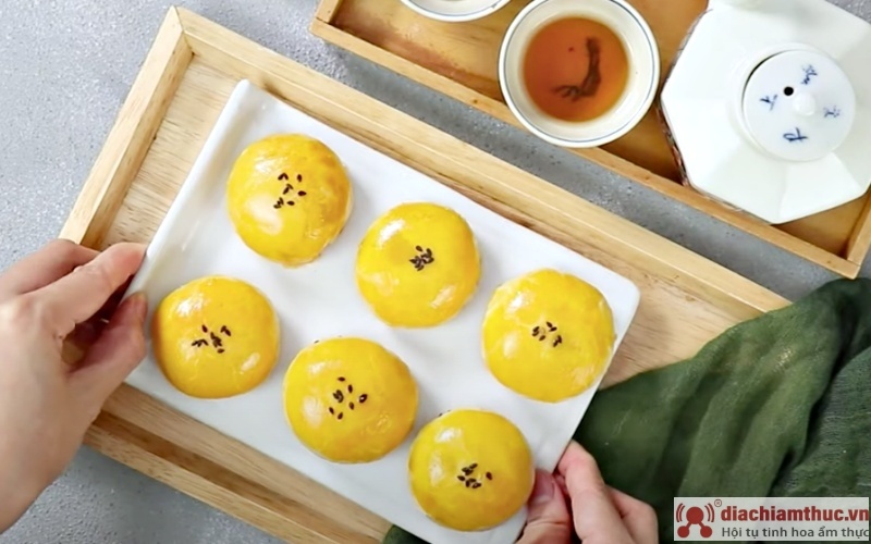 Si të bëni tortë të shijshme tajvaneze të hënës me vezë të kripur në shtëpi