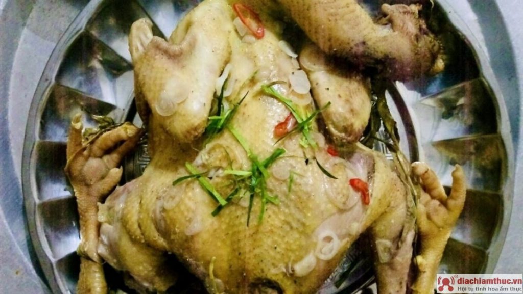 Cách làm gà hấp muối da giòn, vàng rụm đơn giản tại nhà