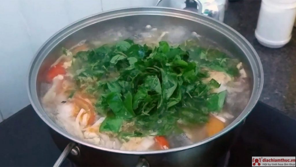 Si të gatuajmë një tenxhere të nxehtë për peshkun cobia me gjethe Giang