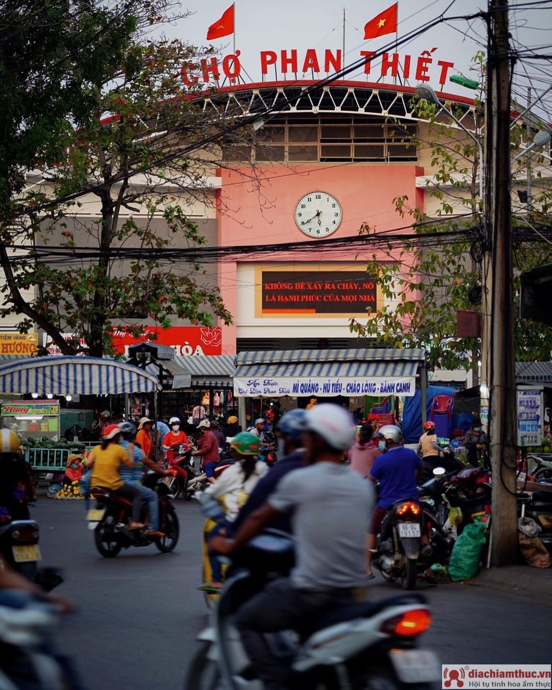 Chợ Phan Thiết tấp nập xe cộ qua lại