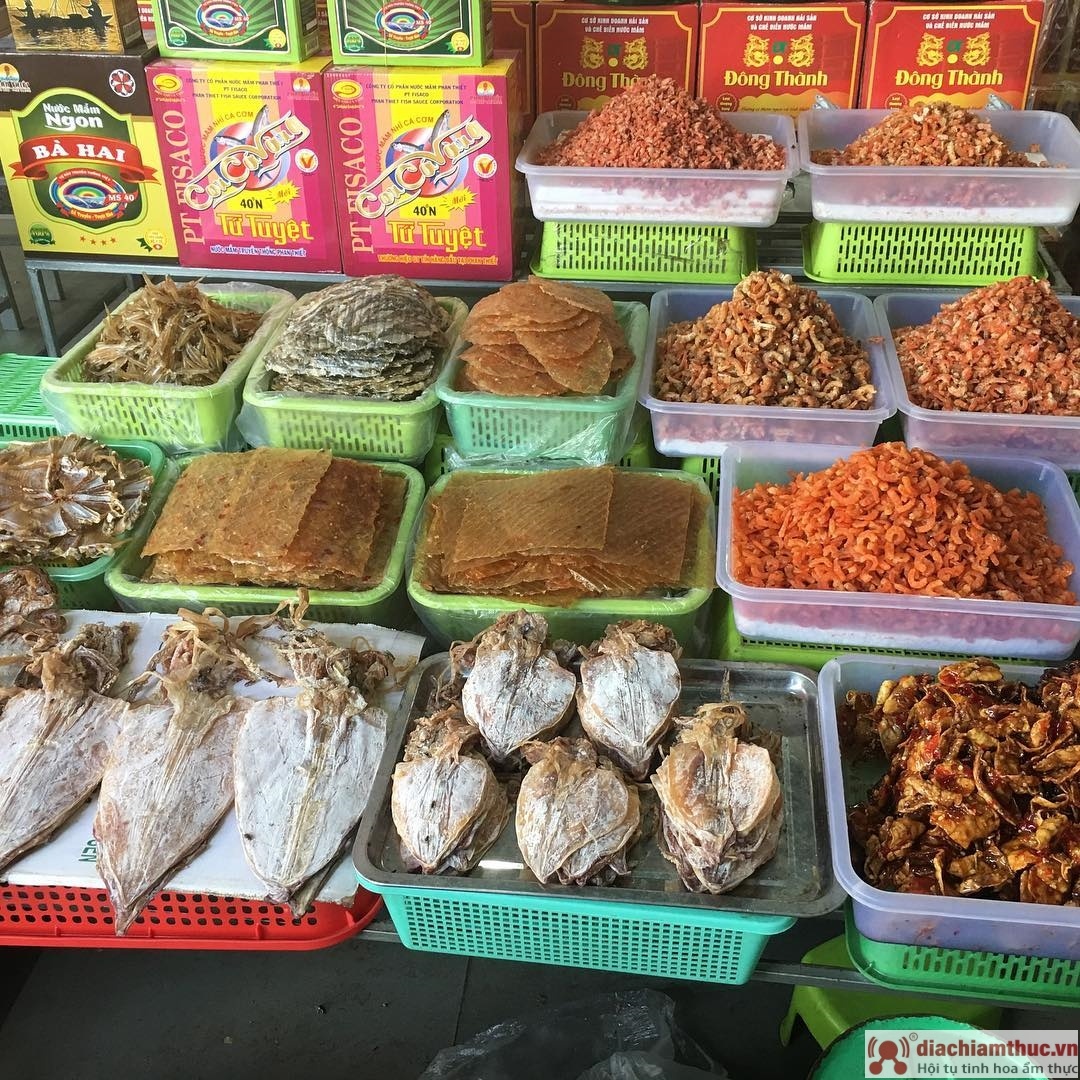 Đồ khô bày bán ở chợ Phan Thiết