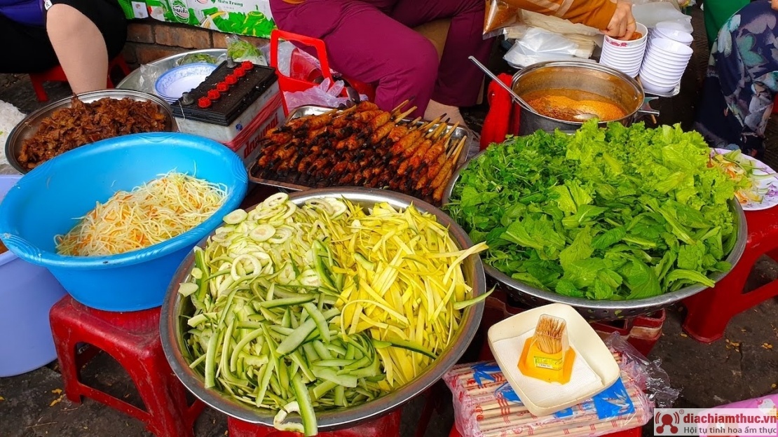 Quán nem lụi, bún thịt nướng – chợ Đông Ba
