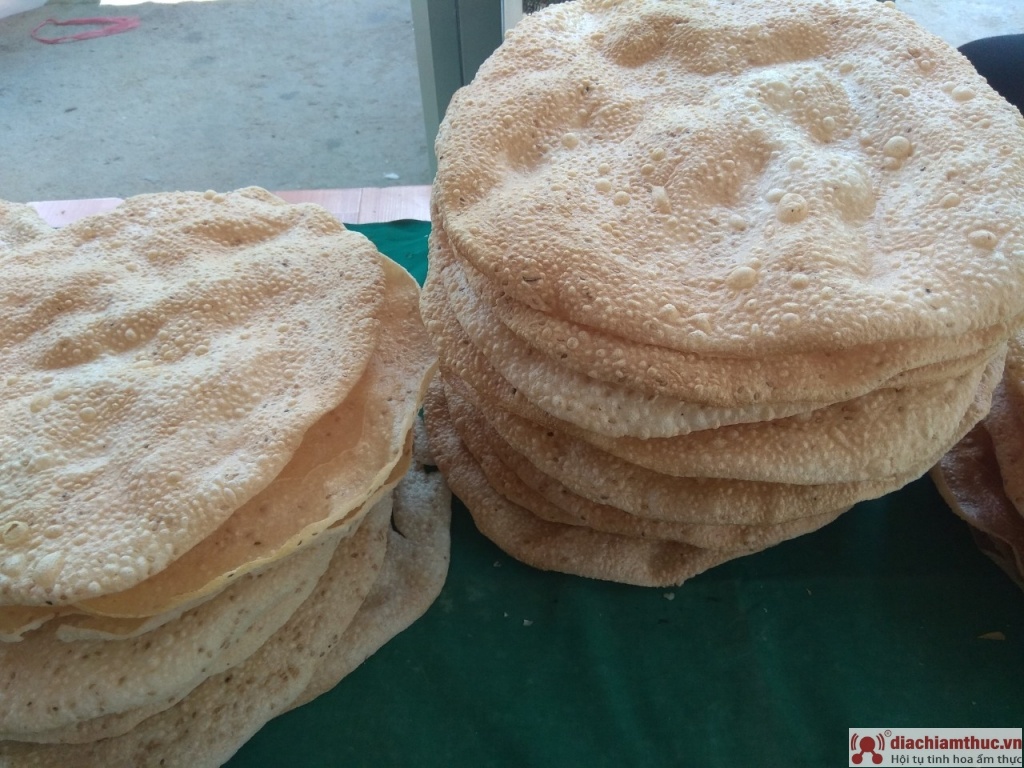 Bánh tráng được làm chủ yếu bằng bột gạo tẻ và mè