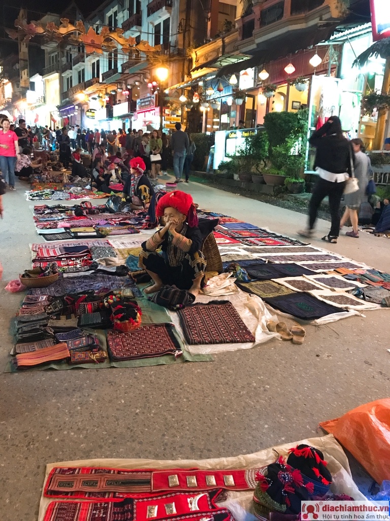 Các vật dụng như túi, thảm thổ cẩm được bày bán tại chợ