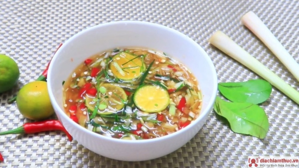 Cách pha nước chấm ớt sả tắc lá chanh ăn ốc
