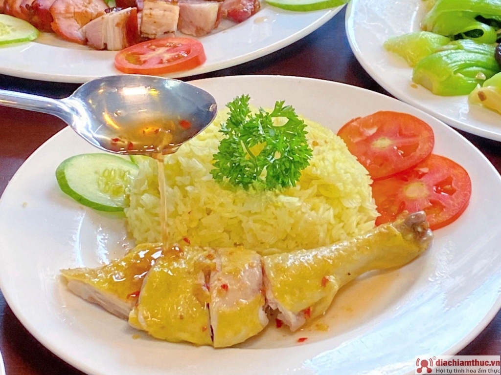 Có dịp đến Nha Trang thì du khách nên ăn thử món cơm gà này