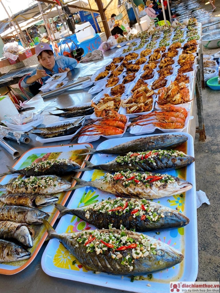 Đôi nét về chợ hải sản Hồ Tràm