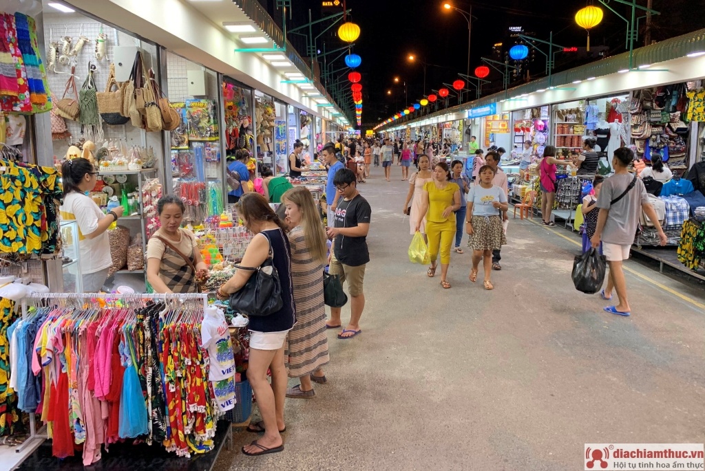 Khung cảnh chợ đêm Nha Trang vô cùng đông đúc nhộn nhịp