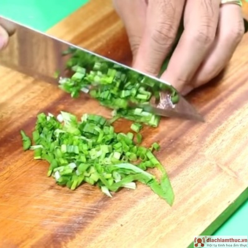 Sơ chế nguyên liệu nước chấm ốc kiểu Thái