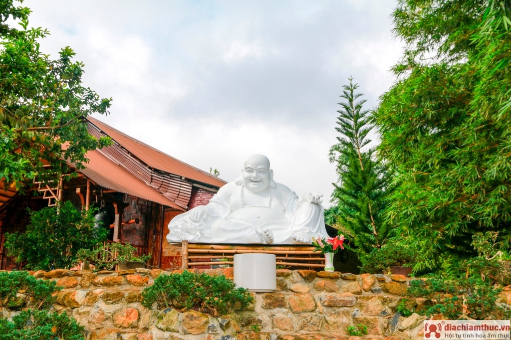Bức tượng Phật Di Lặc trắng tinh khô