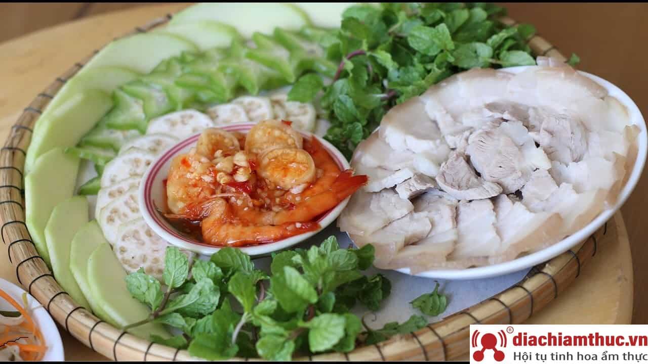 Đặc sản tôm chua Huế Thiên Hương kết hợp với những món ăn