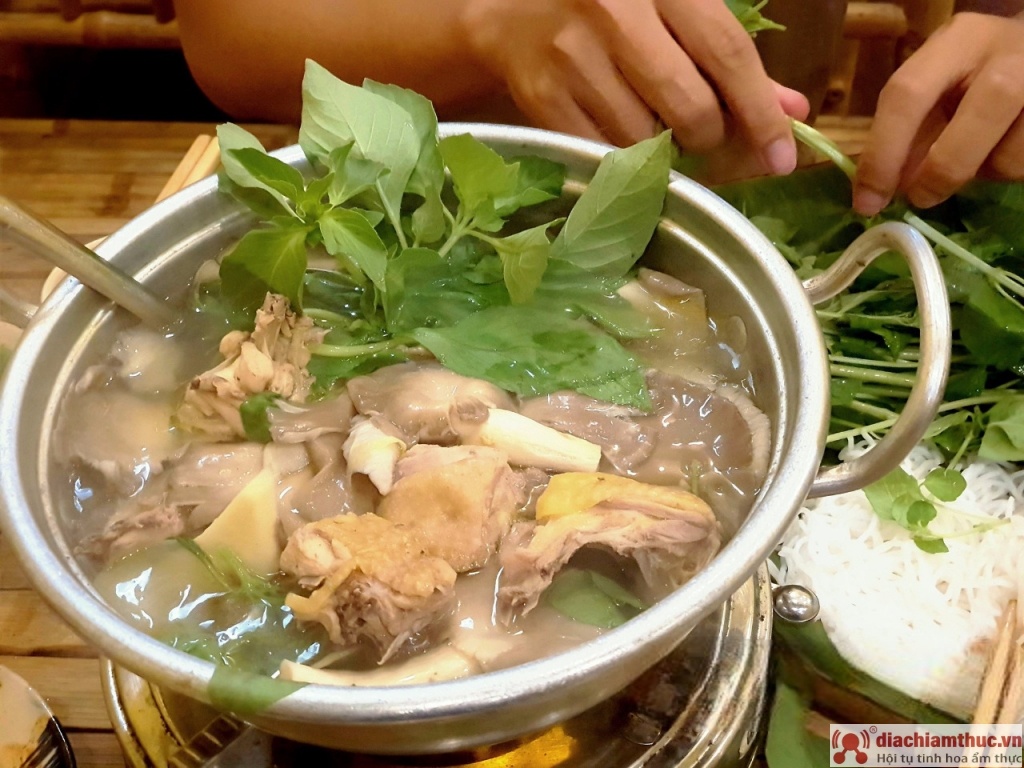 Si të gatuajmë tenxhere të shijshme të pulës Phu Yen me gjethe