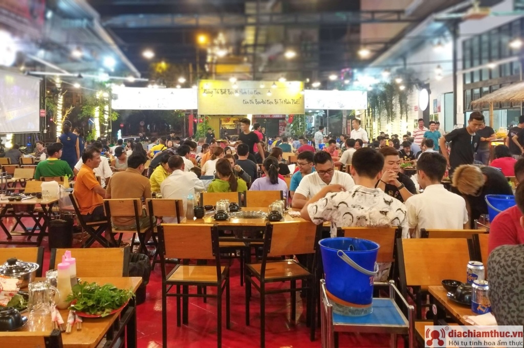 Hapësira e restorantit të viçit Nhan Phat