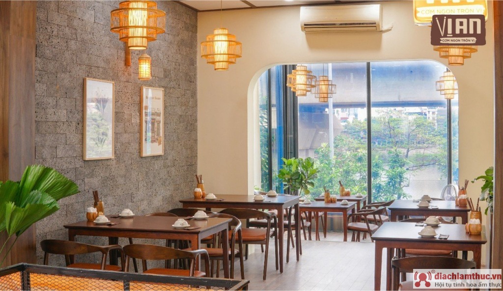 Không gian nhà hàng Vị An thoáng đãng tạo cảm giác sang trọng và trẻ trung cho bữa trưa