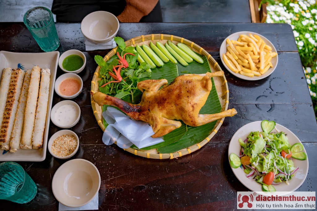Cát Lam Thôn quán sử dụng gà thả đồi thơm ngon