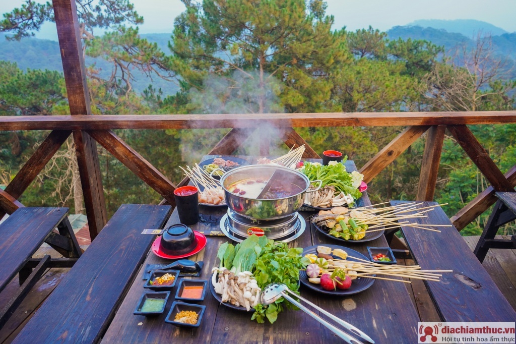 Không gian thưởng thức ẩm thực bên ngoài ở Lạc Chíu
