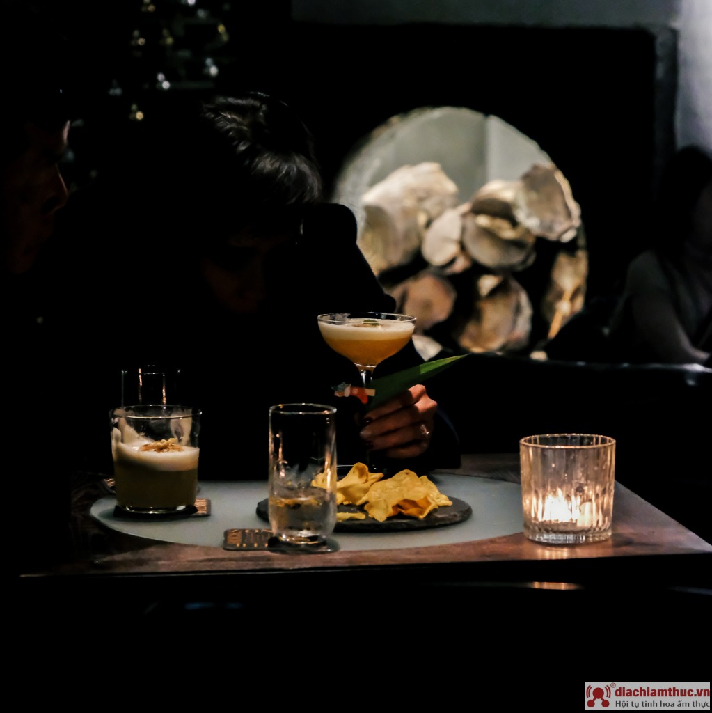 Thưởng thức những ly rượu ngon ở không gian riêng tư của On The Rocks Cocktail Bar Đà Lạt