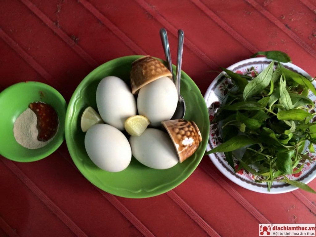Hột vịt lộn hấp dừa Biên Hòa