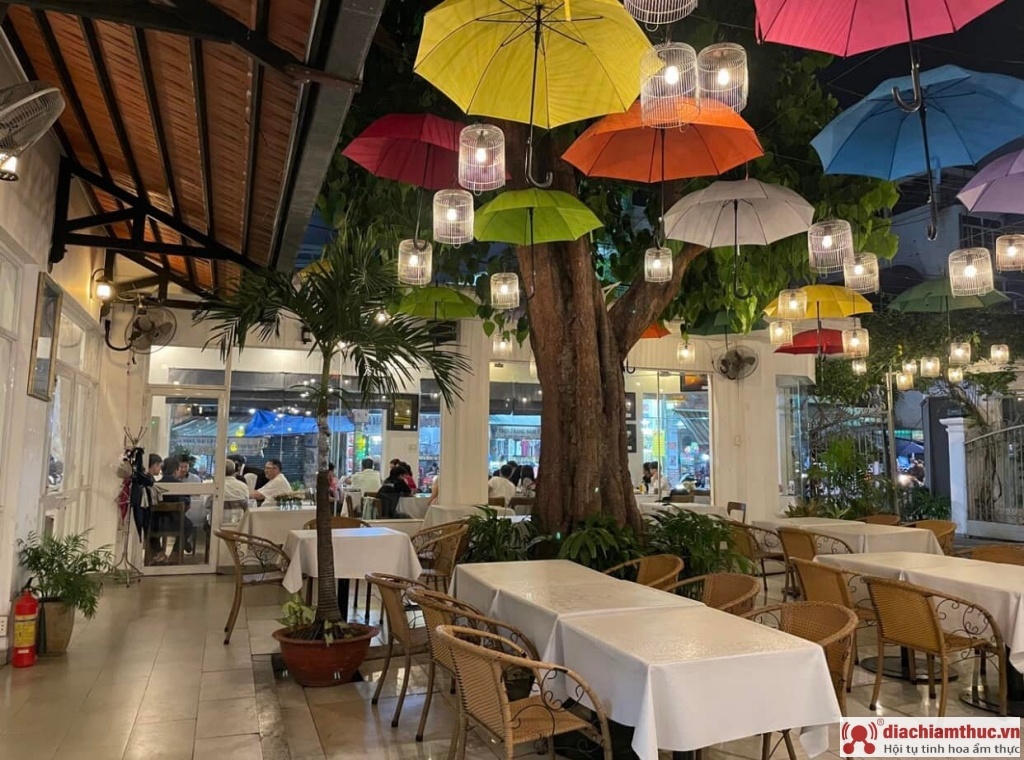 Không gian Mai Sen Bistro
