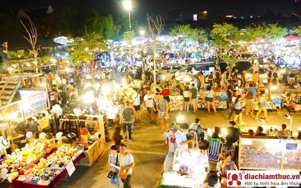 Chợ đêm Nha Trang tọa lạc tại một vị trí đắc địa của trung tâm thành phố