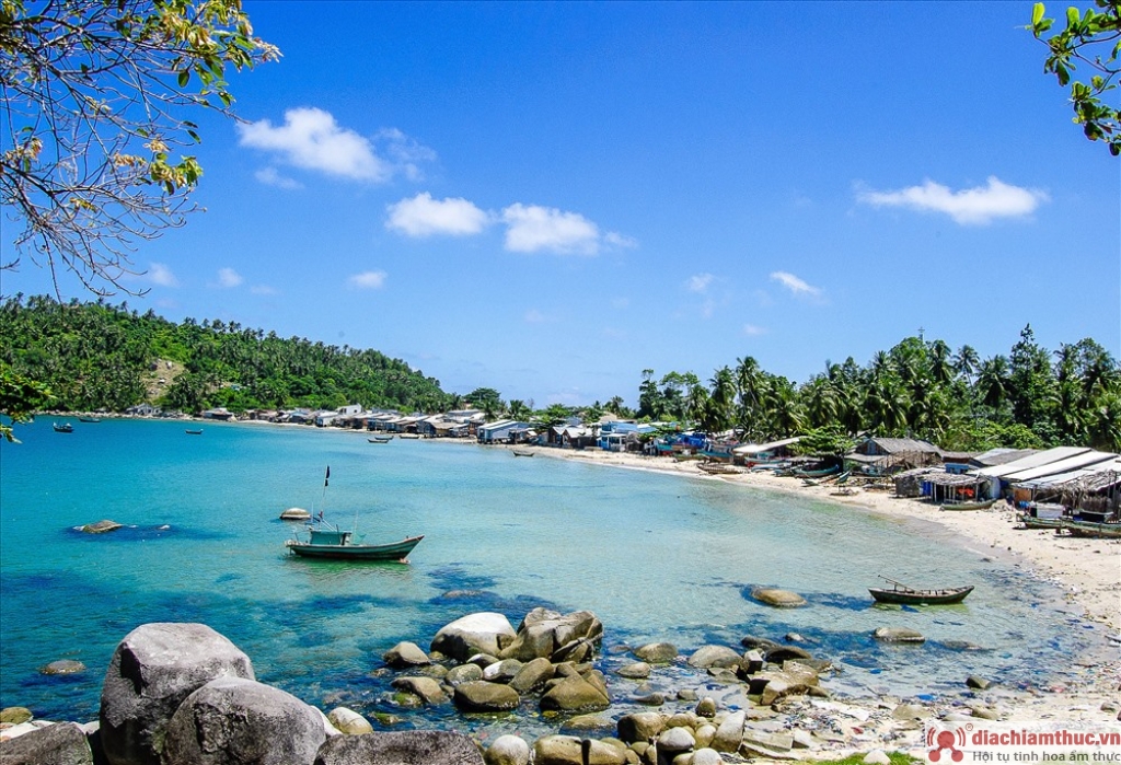Tắm biển Bãi Thiên Tuế