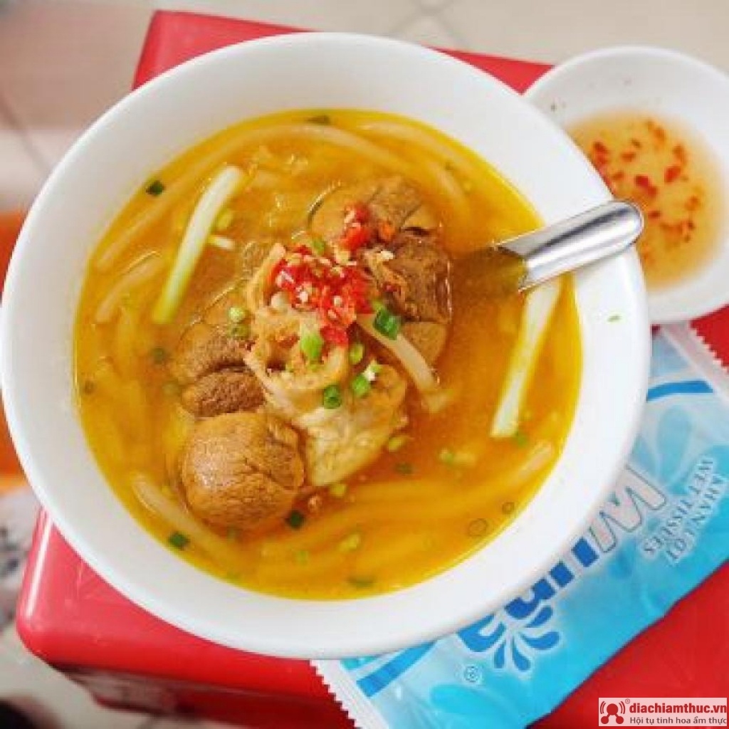 Bánh canh Nguyễn Phi Khanh tinh tế và công phu
