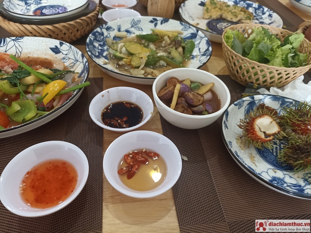 Cơm niêu Hương Việt- món ăn