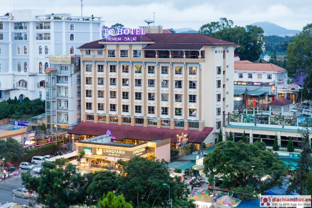 Khách sạn TTC Hotel Premium tọa lạc tại vị trí trung tâm thành phố
