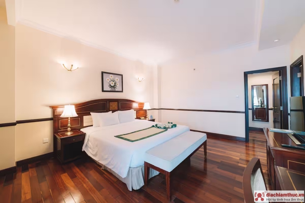 Phòng Sài Gòn Đà Lạt Hotel được trang trí theo phong cách Pháp cổ điển với đồ nội thất bằng gỗ 