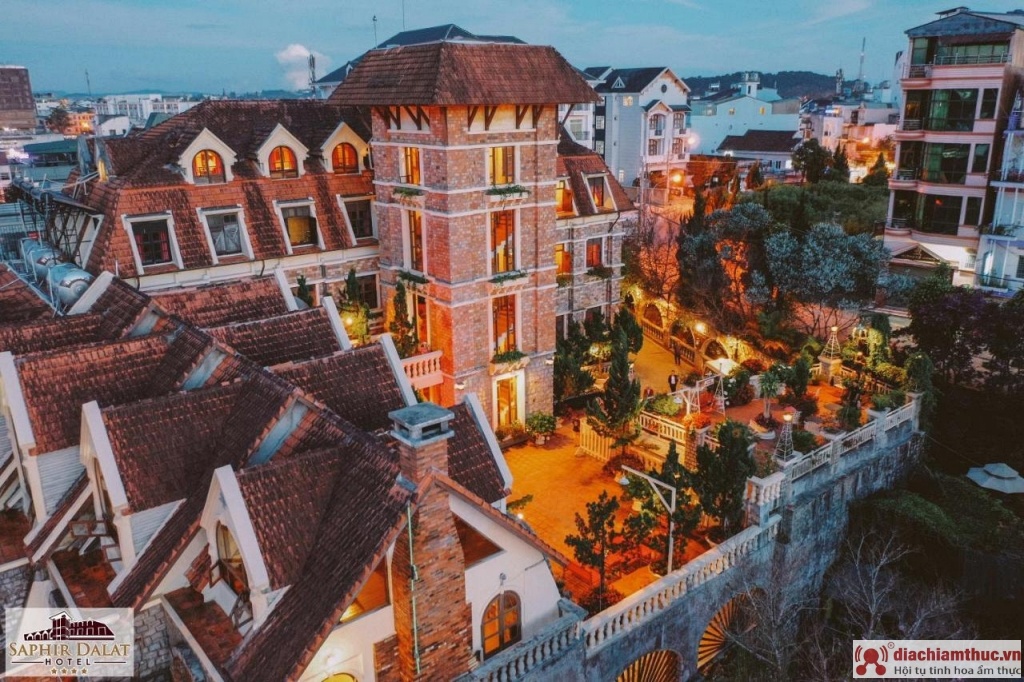 Khách sạn Saphir Đà Lạt sở hữu lối kiến trúc Pháp cổ điển, sang trọng và tinh tế