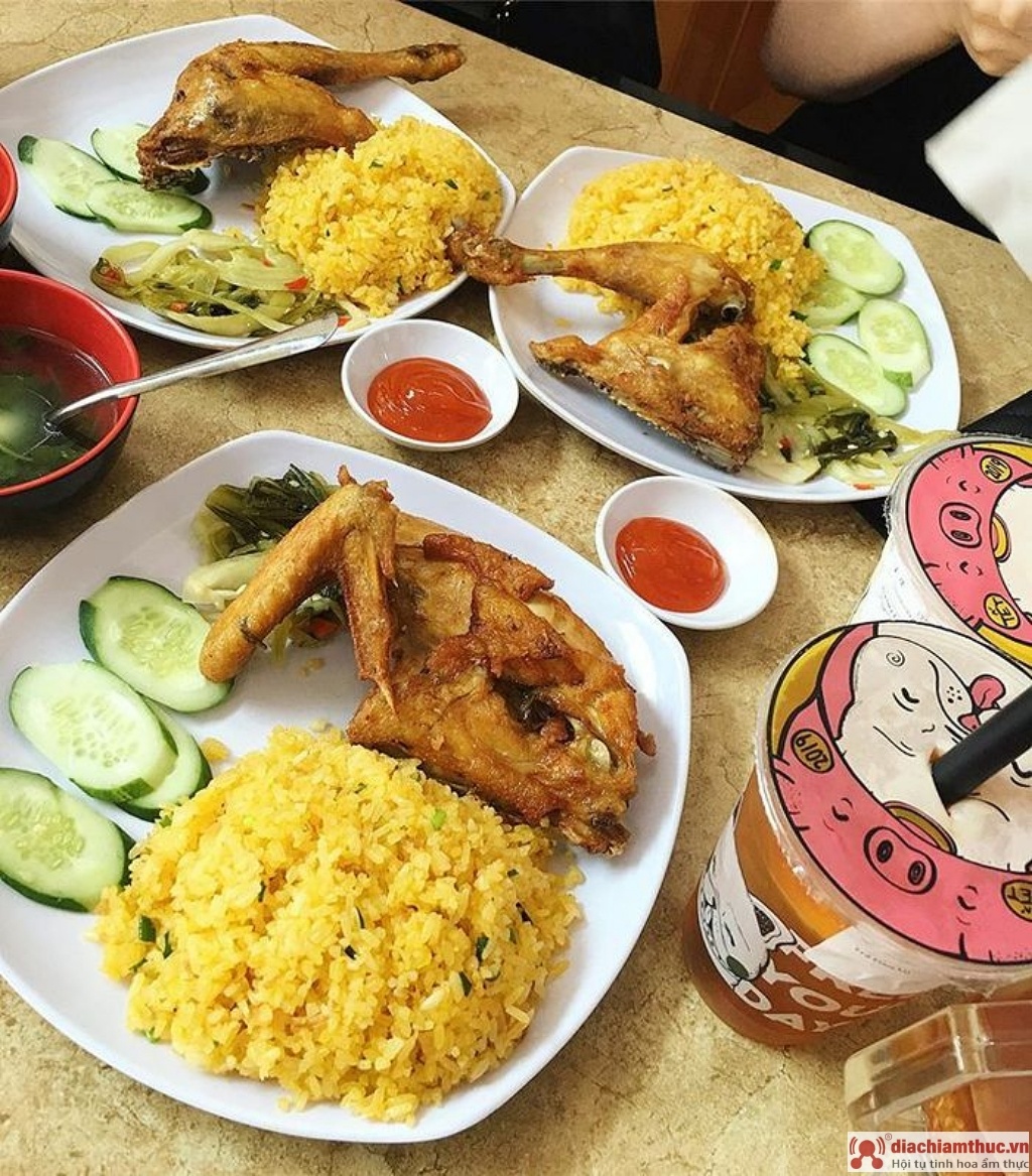 Món cơm gà Phan Rang - Đà Lạt với thịt gà dai, chắc vàng, ngon hấp dẫn