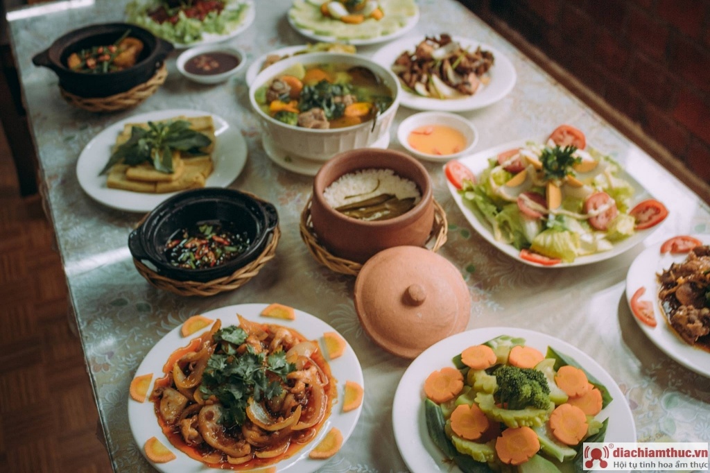 Những món ăn ngon sạch sẽ tại Hương Việt