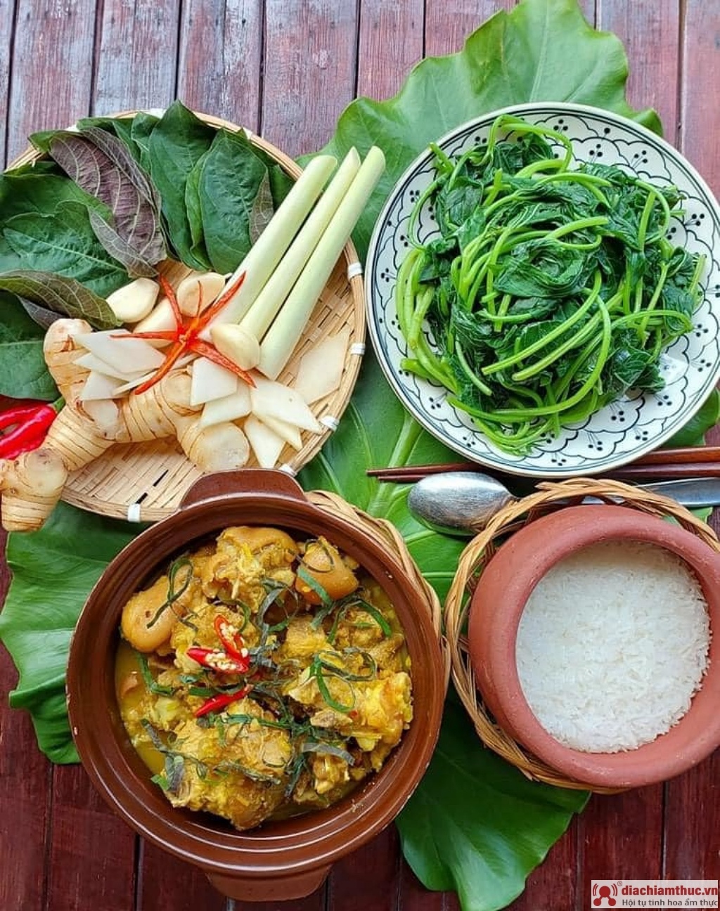 Cơm niêu Việt Nam - Đà Lạt với nồi cơm niêu nấu trong niêu đất nung ăn cùng cá kho và rau luộc