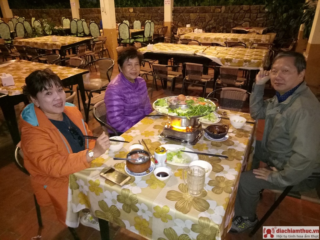 Thực khách thưởng thức ẩm thực tại nhà hàng Hương Trà